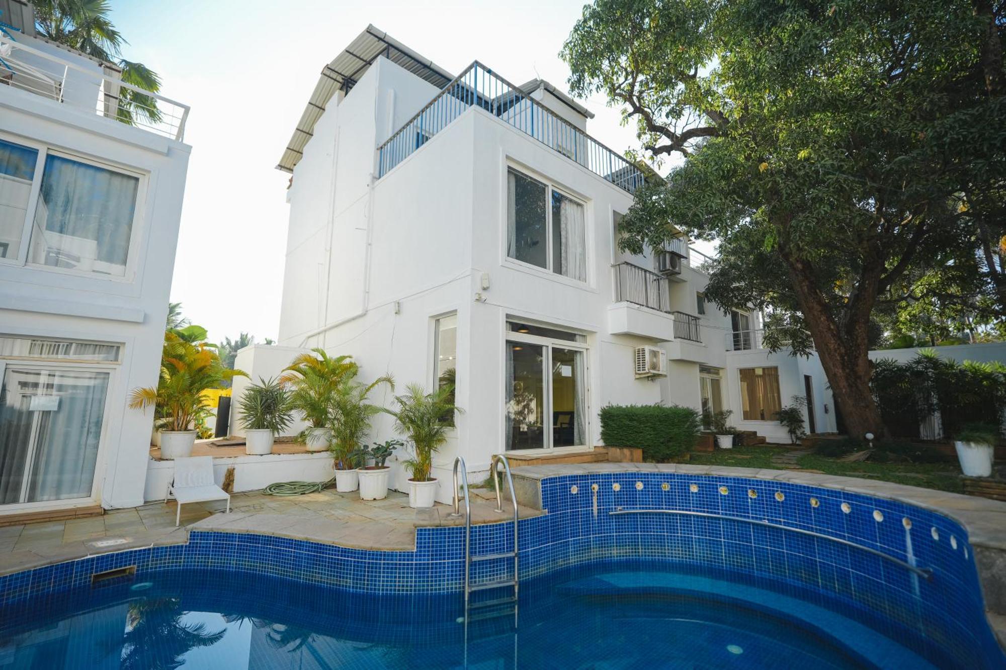 Villa M - Jia 3: Poolside Retreat in Candolim Exterior photo