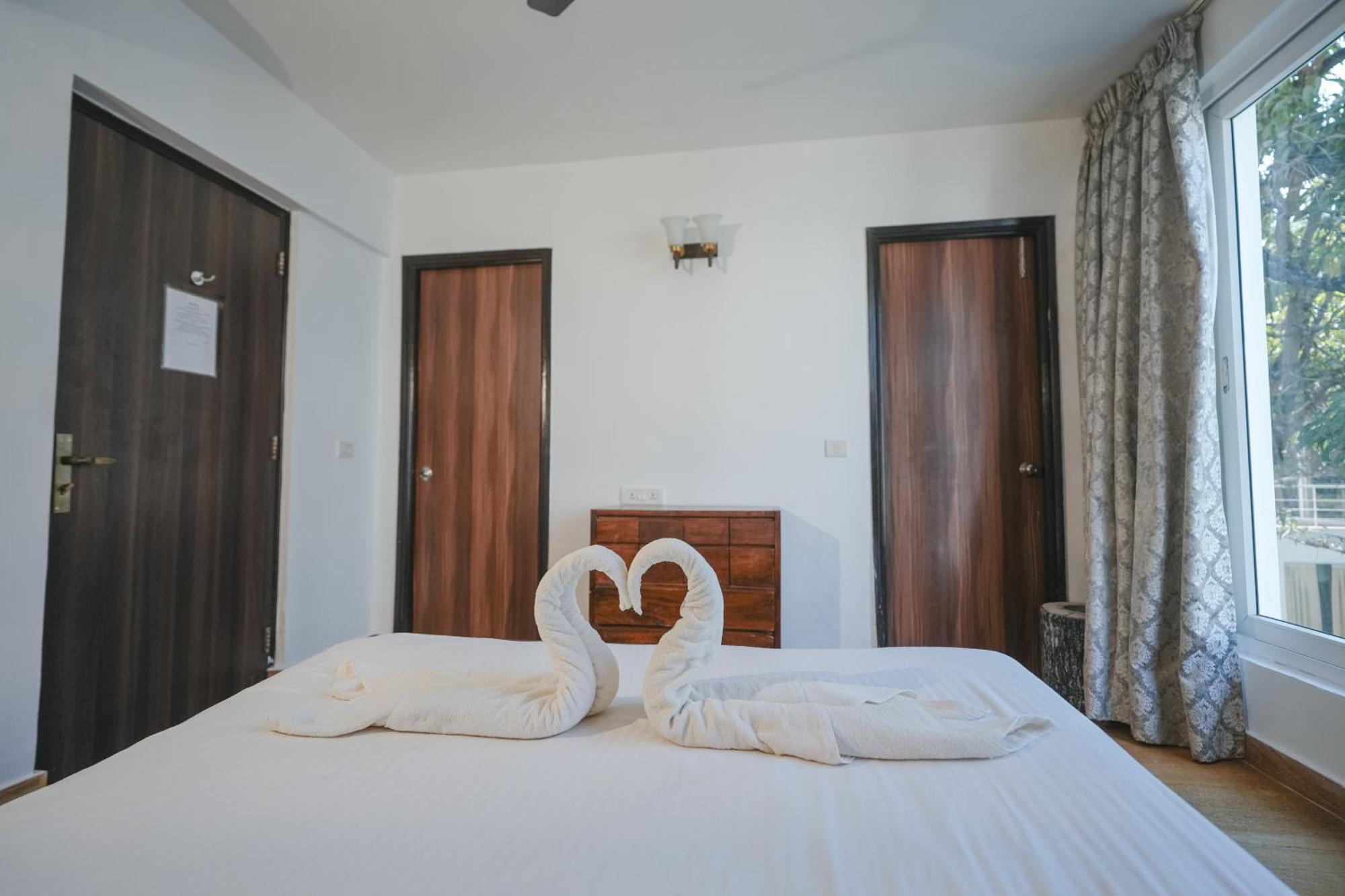 Villa M - Jia 3: Poolside Retreat in Candolim Exterior photo